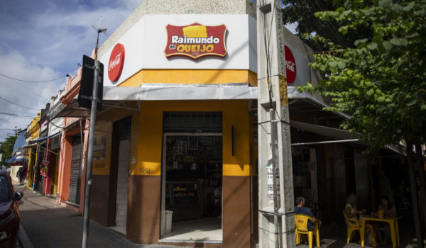 Por mais de 35 anos, o Raimundo do Queijo mantém uma rotina diária de oferecer produtos como queijo de coalho e carne de sol.