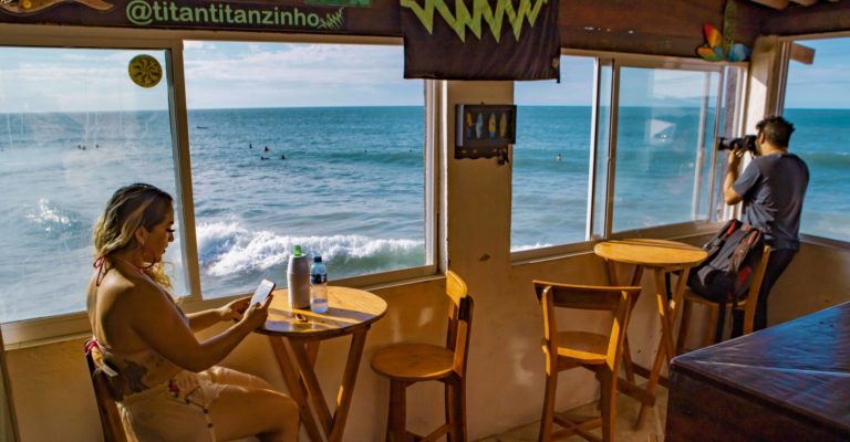 Banner - Casa Titan: ponto de encontro entre surfistas e amantes do surf no Titanzinho