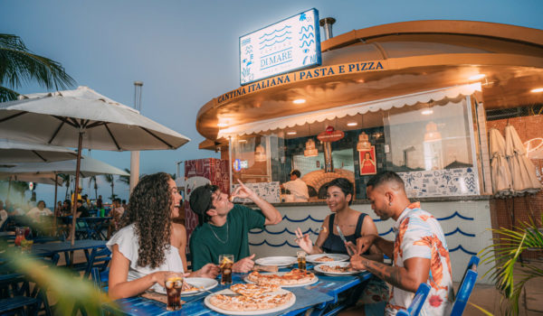 A Cantina Di Mare oferece um cardápio de pizzas e massas.